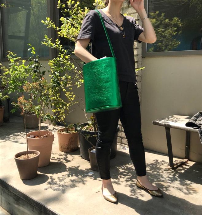 AYL 그린 메탈릭 버킷백 착용